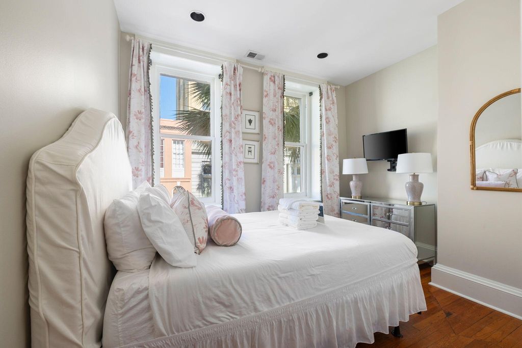 Image 25 of property listing at 21 Broad Street, Charleston, SC 29401