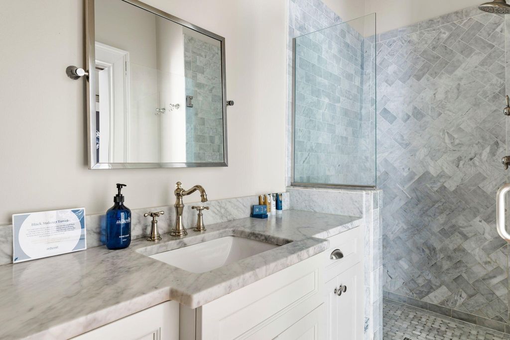Image 26 of property listing at 21 Broad Street, Charleston, SC 29401