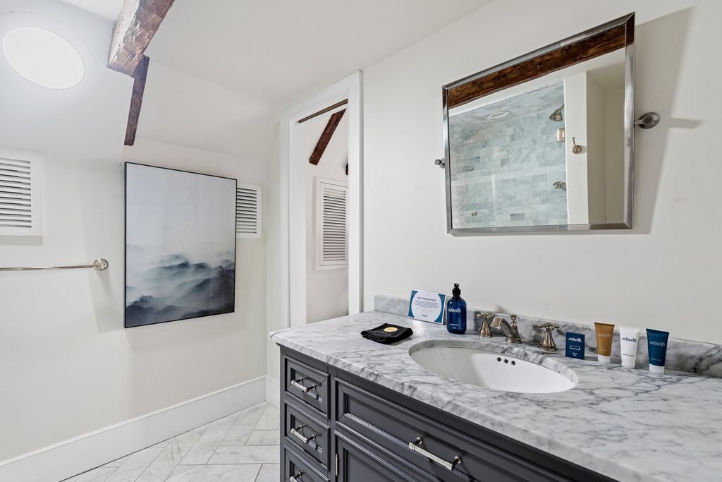 Image 28 of property listing at 21 Broad Street, Charleston, SC 29401