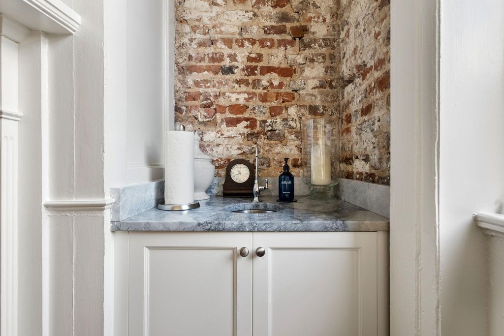 Image 30 of property listing at 21 Broad Street, Charleston, SC 29401