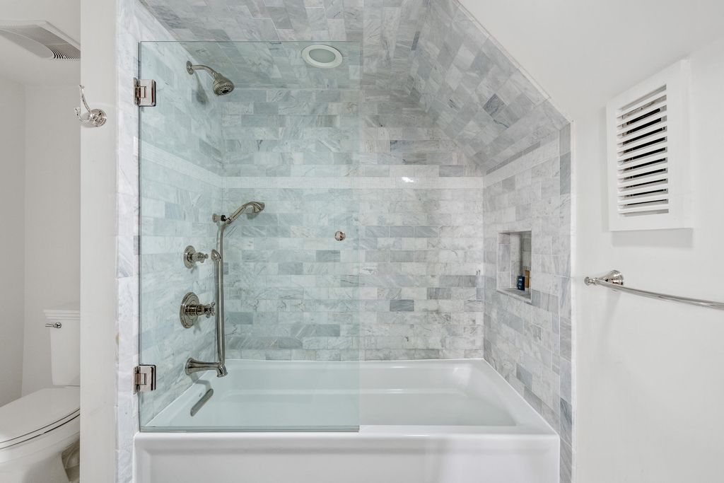 Image 46 of property listing at 21 Broad Street, Charleston, SC 29401