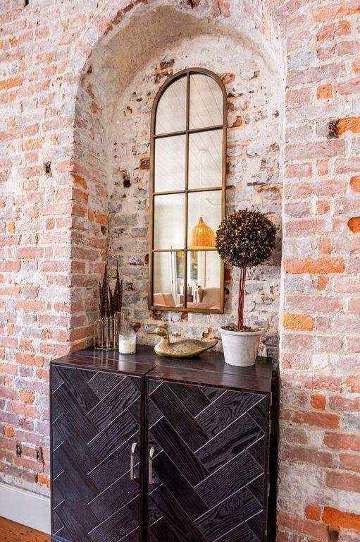 Image 8 of property listing at 21 Broad Street, Charleston, SC 29401