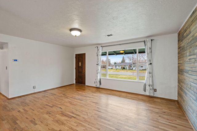 3371 Freeland Road, Central Point, OR 97502