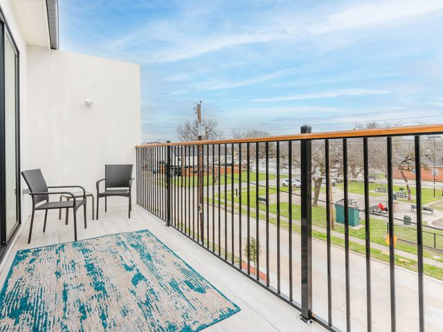 909 Bayonne Street, Dallas, TX 75212