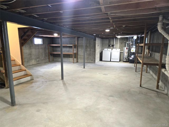 90 Graywood Road, Port Washington, NY 11050