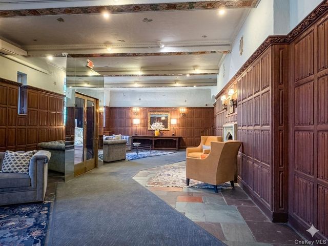 4 Maple Drive 5L, Great Neck, NY 11021