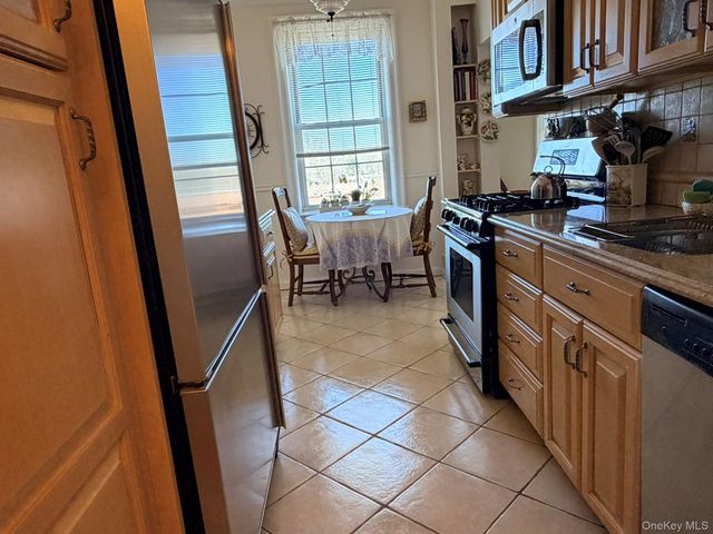 4 Maple Drive 5L, Great Neck, NY 11021