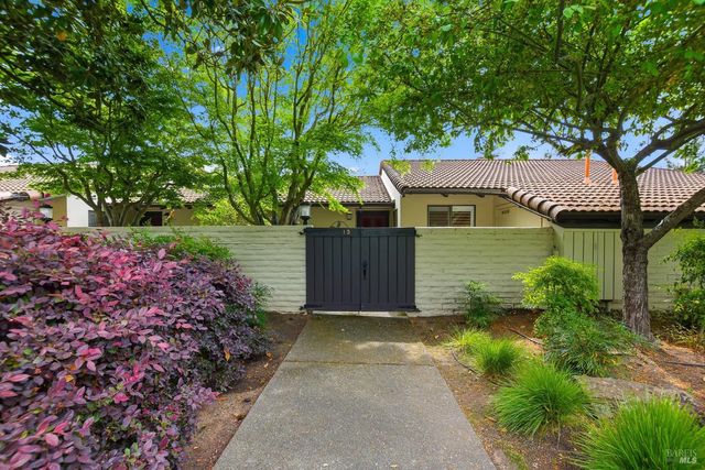 13 Fairways Dr, Napa, CA 94558