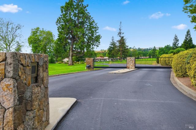 13 Fairways Dr, Napa, CA 94558