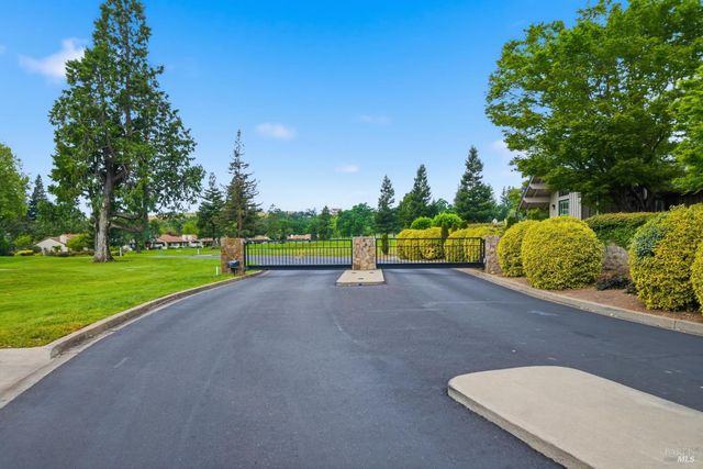 13 Fairways Dr, Napa, CA 94558