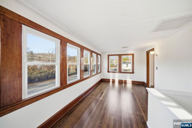 75 Lakeview Terrace, Oakland, NJ 07436