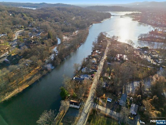 75 Lakeview Terrace, Oakland, NJ 07436