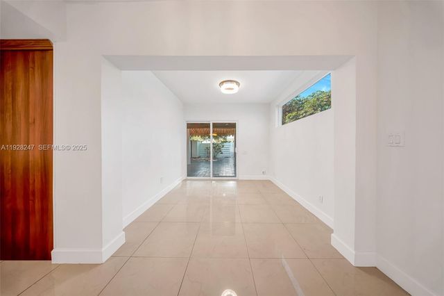 7417 Twin Sabal Dr, Miami Lakes, FL 33014