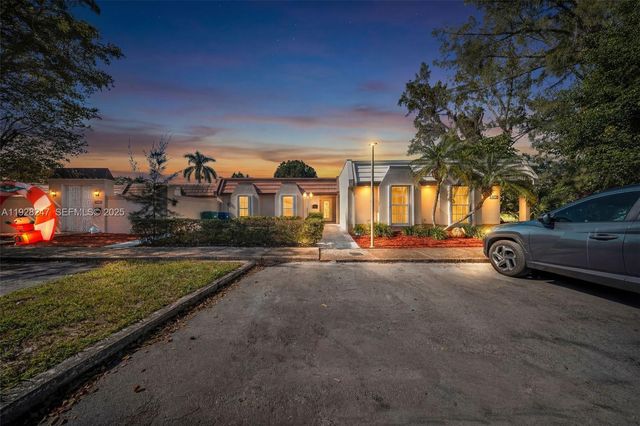 7417 Twin Sabal Dr, Miami Lakes, FL 33014