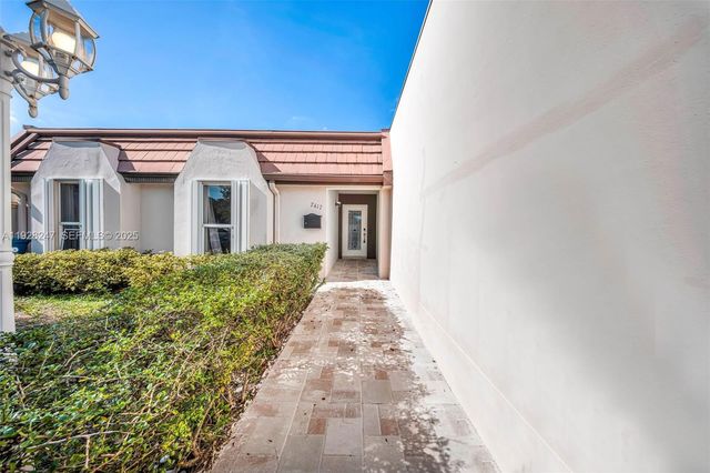 7417 Twin Sabal Dr, Miami Lakes, FL 33014