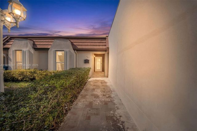 7417 Twin Sabal Dr, Miami Lakes, FL 33014