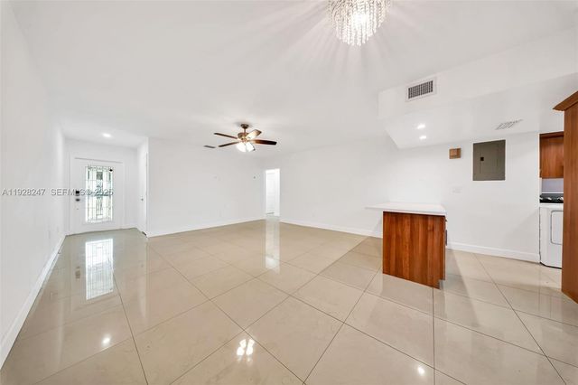 7417 Twin Sabal Dr, Miami Lakes, FL 33014