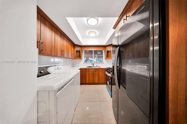 7417 Twin Sabal Dr, Miami Lakes, FL 33014