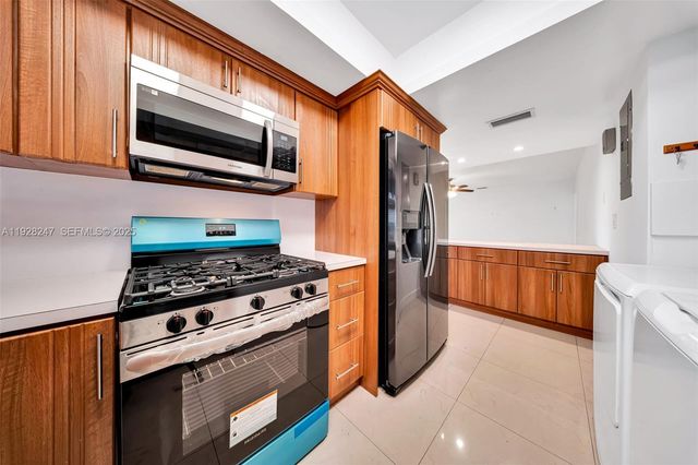 7417 Twin Sabal Dr, Miami Lakes, FL 33014