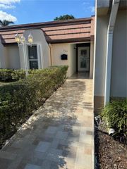 7417 Twin Sabal Dr, Miami Lakes, FL 33014