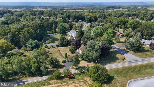 1 BANBURY RD, Hummelstown, PA 17036