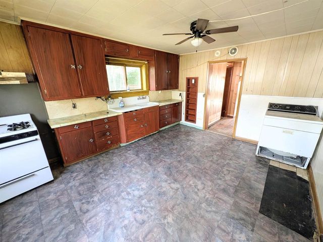 1607 6th St E, Ashland, WI 54806