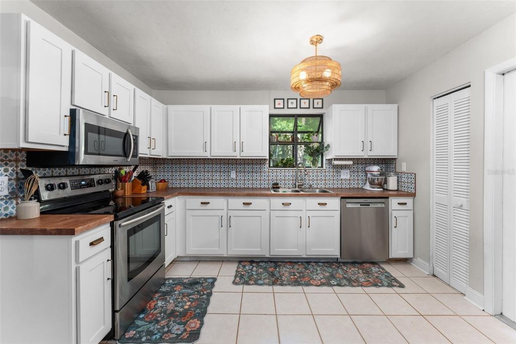 Image 12 of property listing at 3724 NW 53RD TERRACE, Gainesville, FL 32606