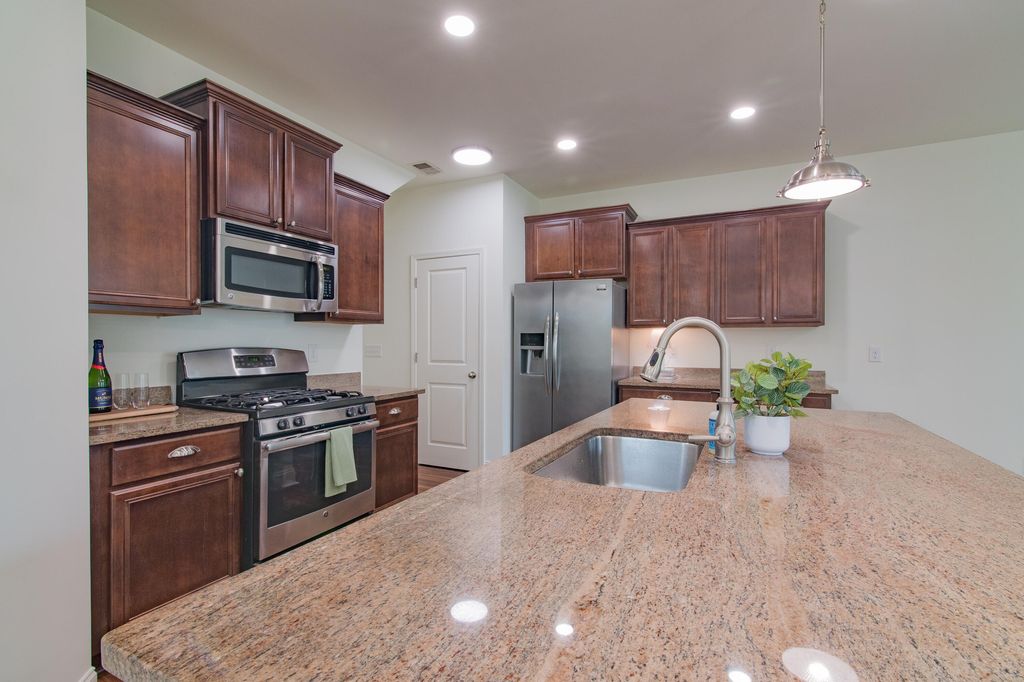 Image 6 of property listing at 2152 Oyster Reef Lane, Mount Pleasant, SC 29466