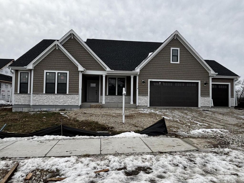 1333 Periwinkle PASS, Oconomowoc, WI 53066