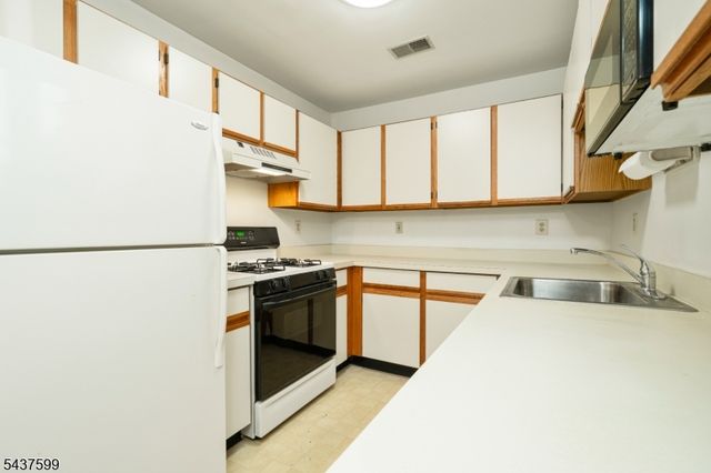 110 Stratford Pl, Bridgewater Twp., NJ 08805