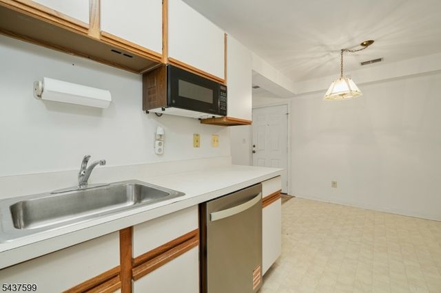 110 Stratford Pl, Bridgewater Twp., NJ 08805