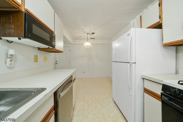 110 Stratford Pl, Bridgewater Twp., NJ 08805