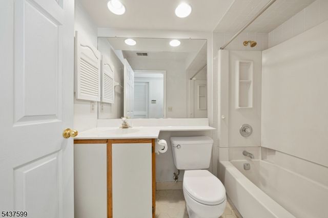 110 Stratford Pl, Bridgewater Twp., NJ 08805