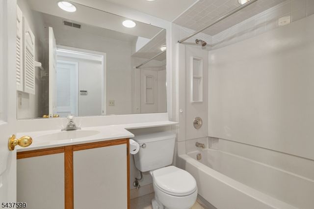 110 Stratford Pl, Bridgewater Twp., NJ 08805