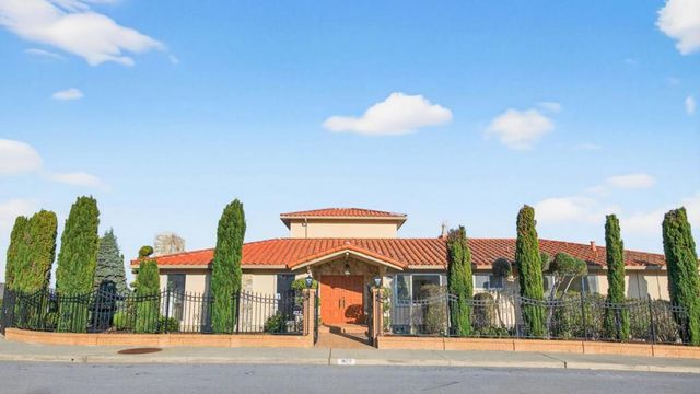 1822 Sebastian Drive, Burlingame, CA 94010