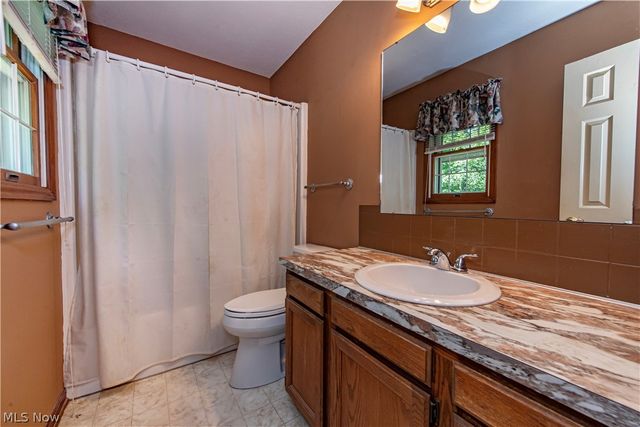 587 Red Rock Drive, Wadsworth, OH 44281