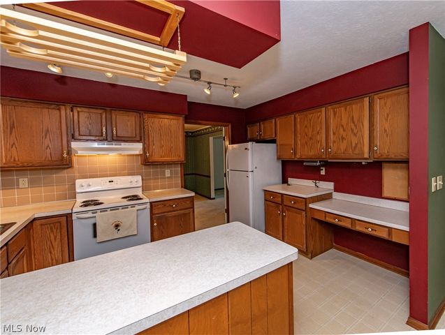587 Red Rock Drive, Wadsworth, OH 44281