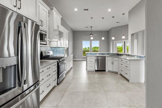 218 Debbie Lane, San Leon, TX 77539