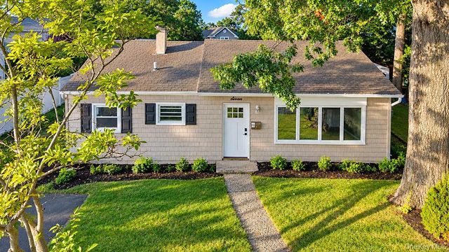 7 Surrey Road, Massapequa, NY 11758