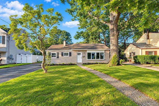 7 Surrey Road, Massapequa, NY 11758