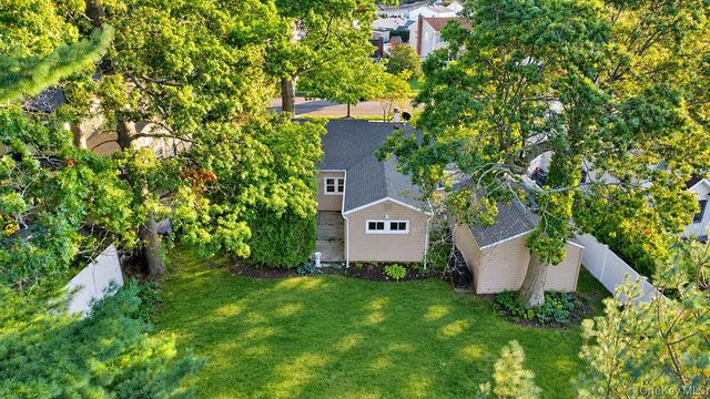 7 Surrey Road, Massapequa, NY 11758