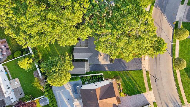 7 Surrey Road, Massapequa, NY 11758