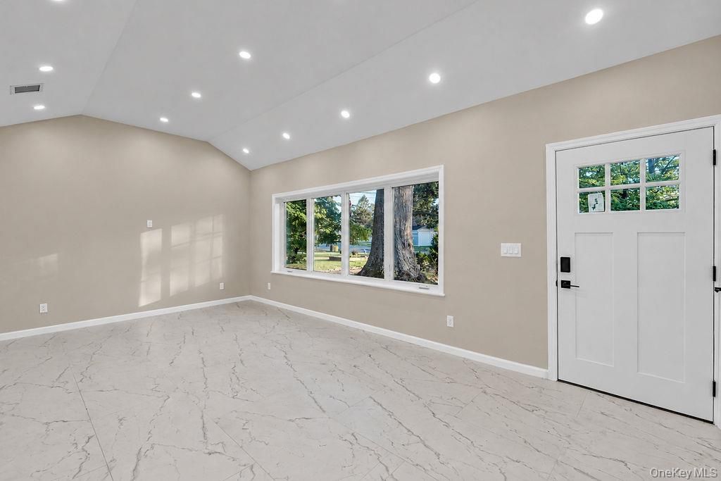 7 Surrey Road, Massapequa, NY 11758 — photo 4