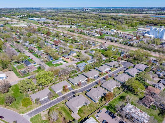 1427 Ravoux Lane, Chaska, MN 55318