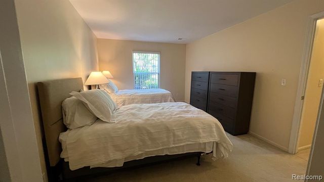 5346 Brookemonte Circle, Rochester, MI 48306