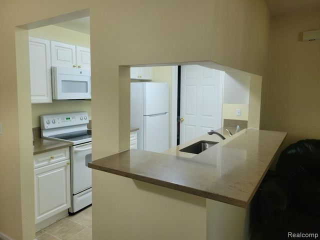 5346 Brookemonte Circle, Rochester, MI 48306