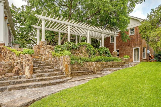 100 W Cypress Street, Cross Plains, TX 76443