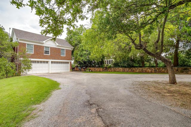 100 W Cypress Street, Cross Plains, TX 76443