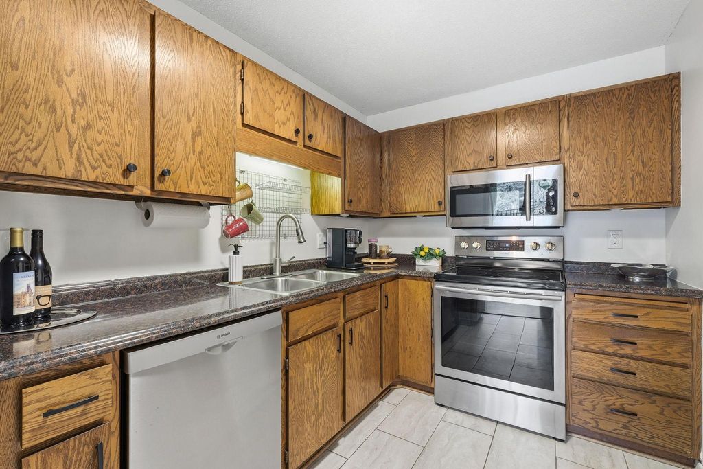 7601 W 101st Street 114, Bloomington, MN 55438 — photo 2