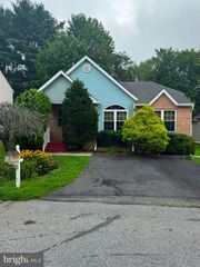 13 COLONIAL CT, Upper Chichester, PA 19061